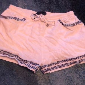 Super cute Greek detail linen shorts